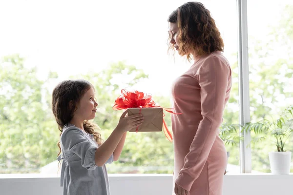 Mavi Elbiseli Kız Öğrenci Annesine Bir Hediye Veriyor Annemin Doğum — Stok fotoğraf