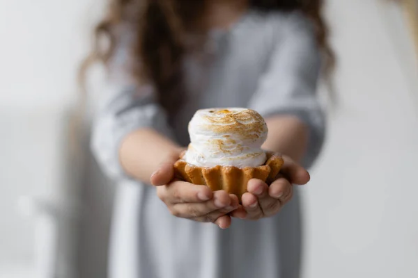 Vacances Une Fille Aux Cheveux Ondulés Tient Contre Mur Anniversaire — Photo