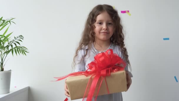 Pudełko Prezentów Święta Prezent Święta Mała Dziewczynka Wręcza Duże Pudełko — Wideo stockowe
