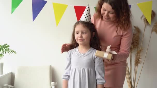 Kochająca Matka Robi Niespodziankę Daje Pudełko Prezentów Przytula Szczęśliwą Dziewczynkę — Wideo stockowe