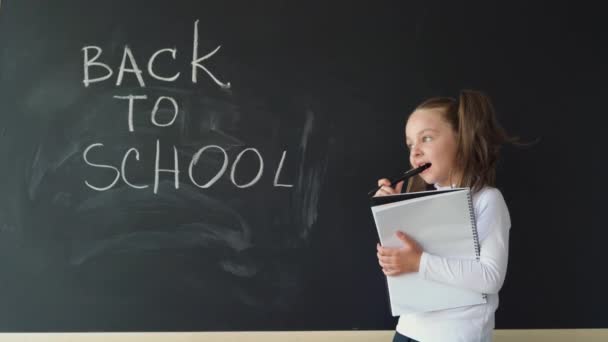 Conceptos Pizarra Escuela Jóvenes Estudiantes Estudiantes Aula Chica Hispana Inteligente — Vídeos de Stock