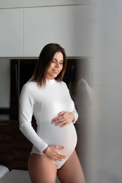 Portrait D Une Femme Enceinte Jeune Belle Fille De Construction Sportive Dans L Attente D Un