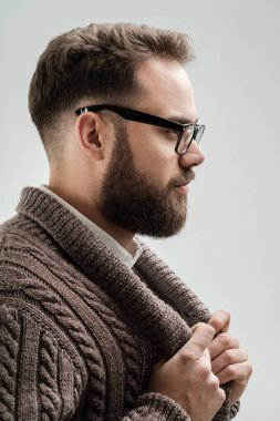 Profil resmini sakallı yakışıklı adam