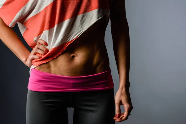 Closeup shot of sporty muscular female torso — Stock Photo, Image