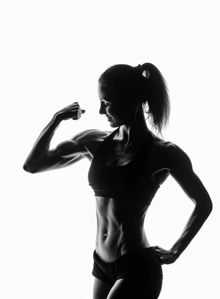 Fitness mladá dáma pózuje s její biceps — Stock fotografie