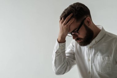 Yakışıklı genç yetişkin baş ağrısı ile