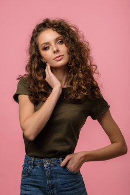 Güzel kız pembe arka planda izole edilmiş