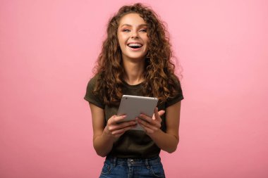 Pembe tabletli güzel bir genç.