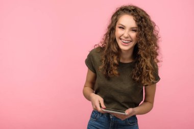 Pembe tabletli güzel bir genç.