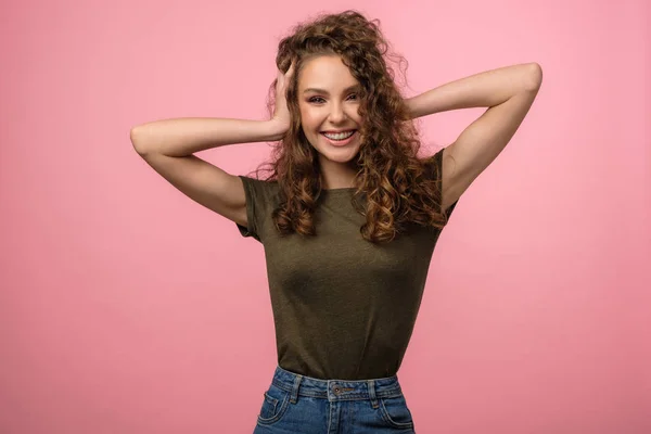 Menina bonita isolado no fundo rosa — Fotografia de Stock