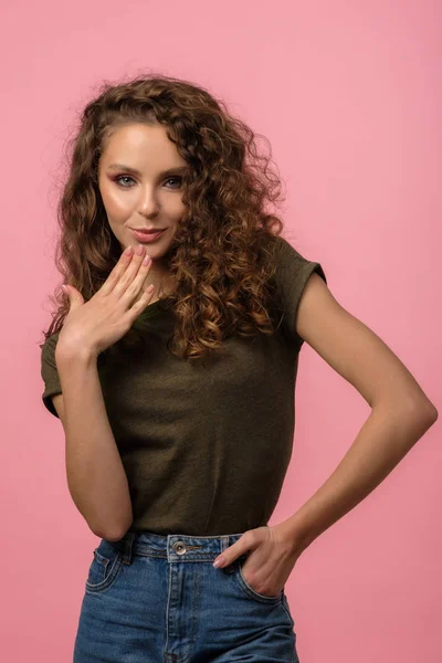 Menina bonita isolado no fundo rosa — Fotografia de Stock