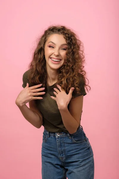 Menina bonita isolado no fundo rosa — Fotografia de Stock