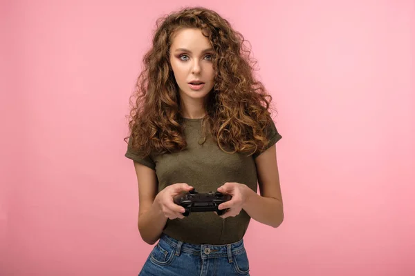 Menina muito gamer no fundo rosa — Fotografia de Stock