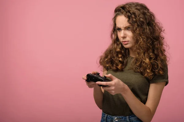 Söt spelare flicka på rosa bakgrund — Stockfoto