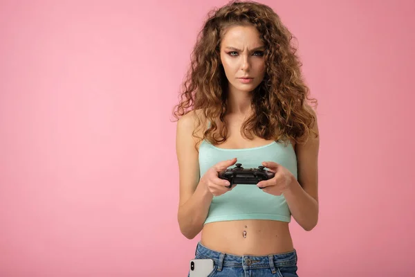 Söt spelare flicka isolerad på rosa bakgrund — Stockfoto