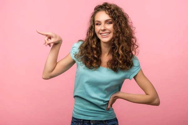 Menina bonita isolado no fundo rosa — Fotografia de Stock