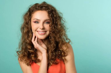 Kıvırcık saçlı güzel kızın yakın plan portresi.