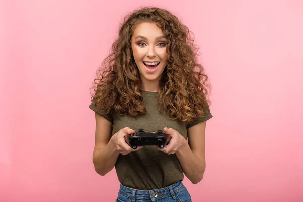 Menina geek bonita com gamepad no fundo rosa — Fotografia de Stock