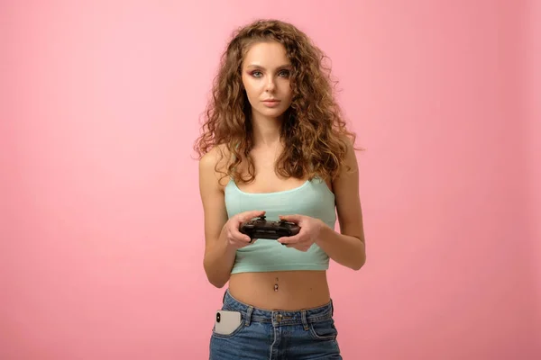 Menina geek bonita com gamepad no fundo rosa — Fotografia de Stock