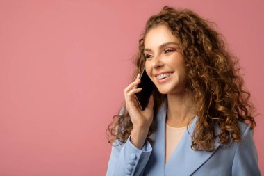 Akıllı telefonlu güzel bir iş kadınının stüdyo portresi.