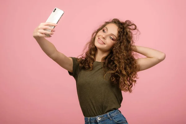 Studyjny portret pięknej studentki ze smartfonem — Zdjęcie stockowe