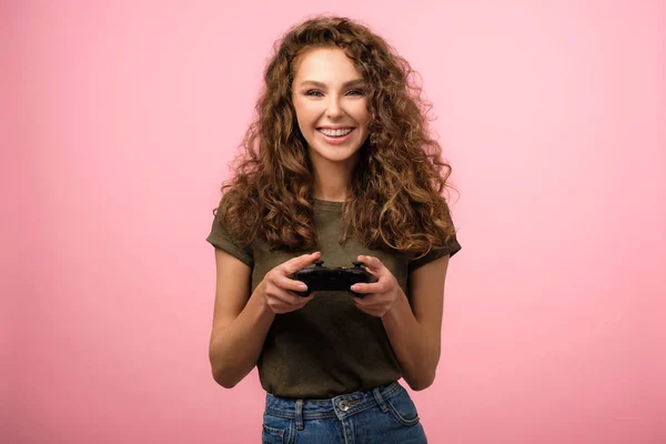 Close-up studio portret van mooie gamer meisje met gamepad — Stockfoto