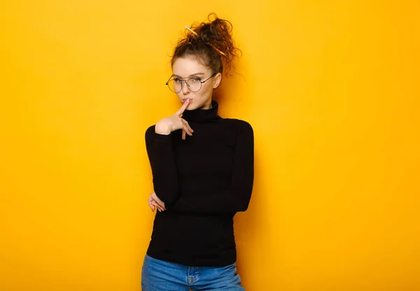 Menina adolescente bonita com rosto feliz no fundo amarelo — Fotografia de Stock