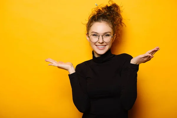 Csinos tizenéves lány boldog arc sárga háttér — Stock Fotó