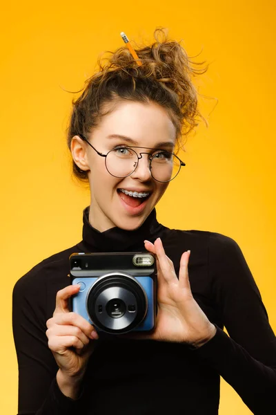 Fotógrafo muito feminino com câmera — Fotografia de Stock