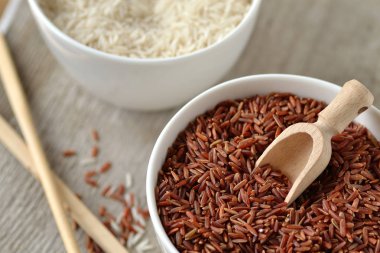 Kırmızı ve beyaz pirinç kase