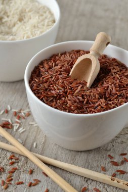 Kırmızı ve beyaz pirinç kase