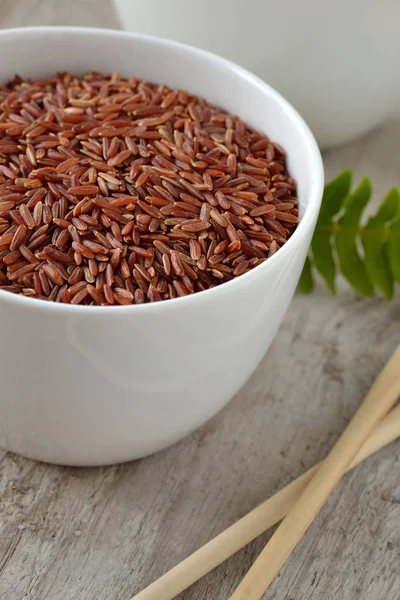 Red rice in a bowl — Stock Photo, Image