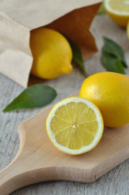 doğrama kurulu üzerinde limon