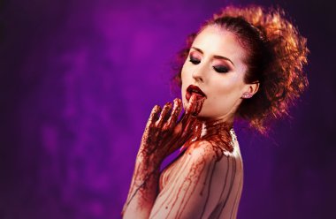 Güzel seksi genç kadın. Her tarafı bir kan vücut
