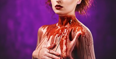 Genç kadının bedeni bir kanla kaplı. Stüdyo vurdu