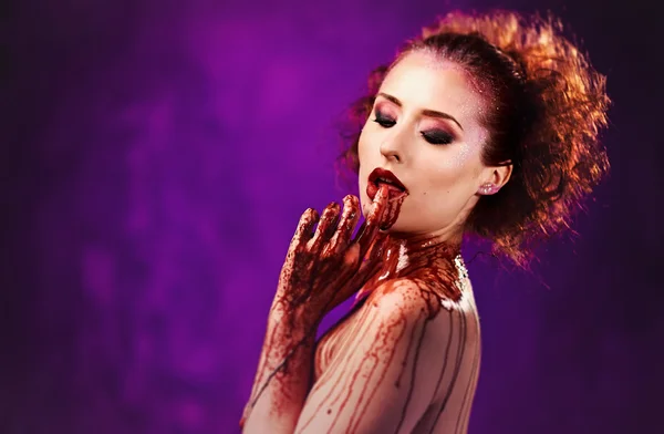 Piękna seksowna młoda kobieta. Ciało pokryte krwią — Zdjęcie stockowe