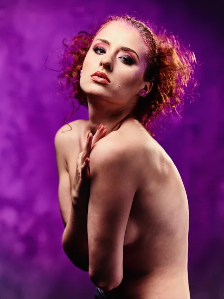 美丽的年轻的红头发的女人的裸照与明亮的化妆 — 图库照片
