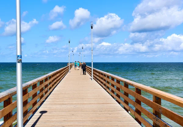 Trä strandpromenad. Ryssland — Stockfoto