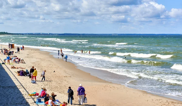 Толпа людей на пляже Зеленограда — стоковое фото