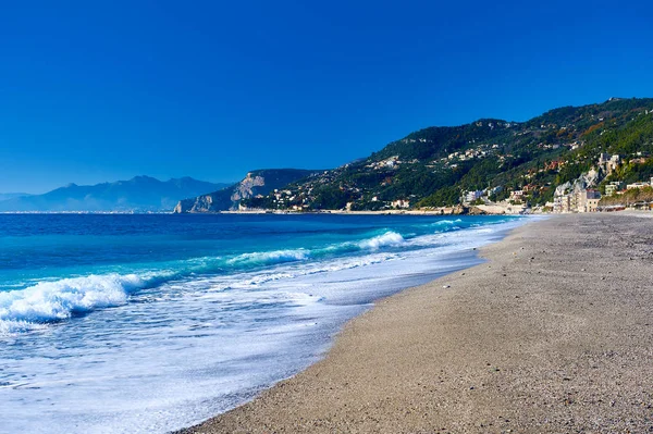 Prázdné pláže. Provincie Savona, Ligurie. Itálie — Stock fotografie