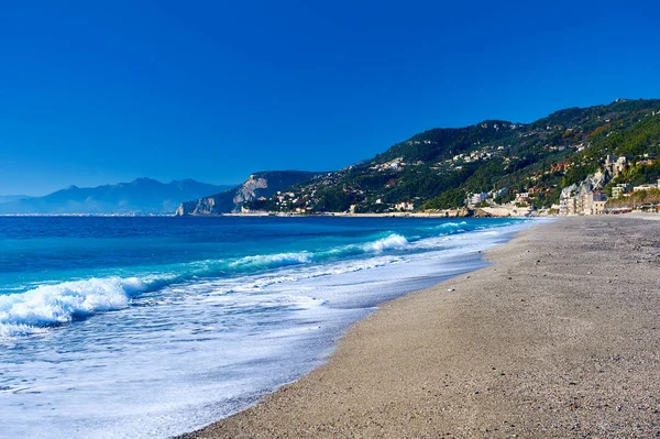 Praia vazia. Província de Savona, Ligúria. Itália — Fotografia de Stock