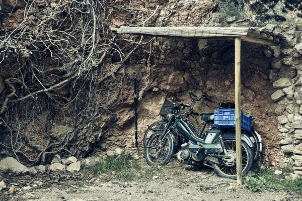 Eski motorlu bisiklet açık havada — Stok fotoğraf