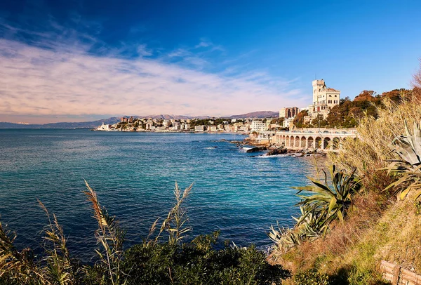 Vue de Gênes. La plus grande ville portuaire italienne — Photo