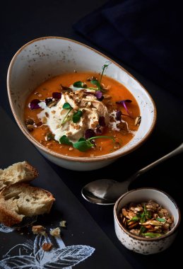 Krema ile süslenmiş balkabağı çorbası