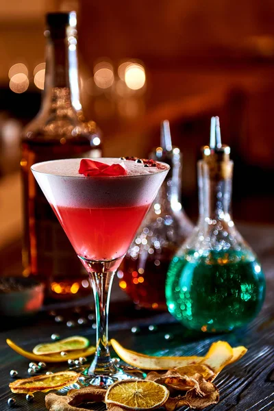 Cocktail alcolico con whisky e succo di mirtillo rosso — Foto Stock