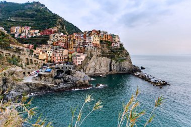 Günbatımı Manarola üzerinde. İtalya