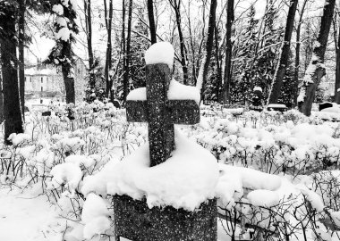 Kışın eski mezarlık