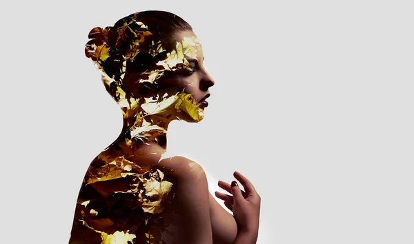 Silueta unei femei combinată cu frunze de arțar de toamnă — Fotografie, imagine de stoc