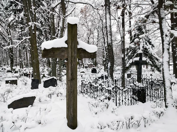 Stary cmentarz w okresie zimowym — Zdjęcie stockowe