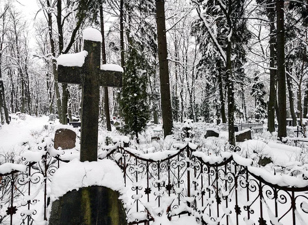 Stary cmentarz w okresie zimowym — Zdjęcie stockowe